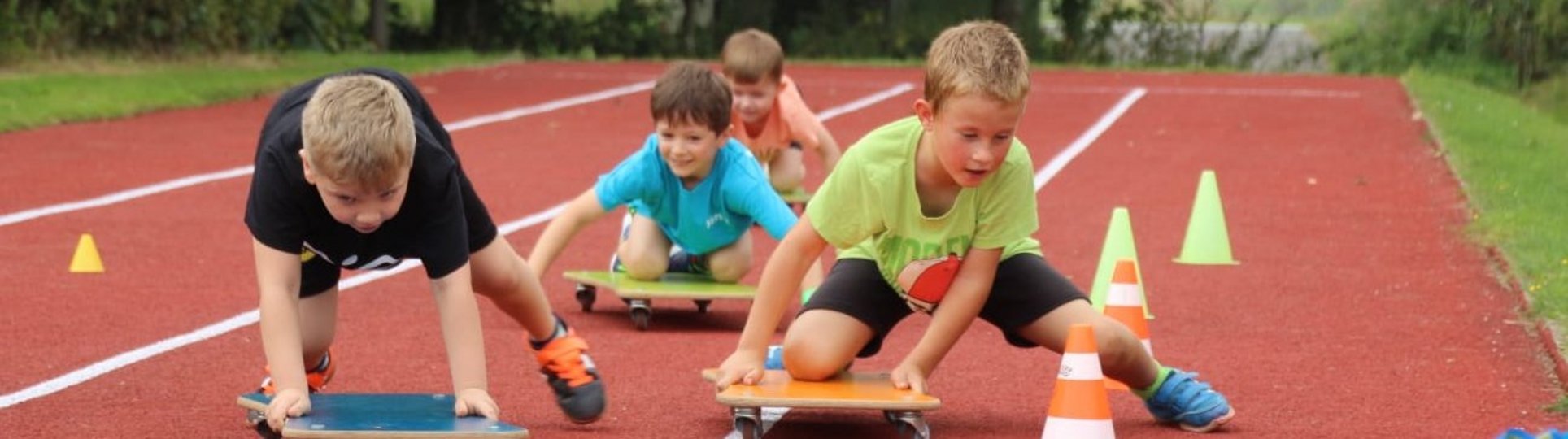 Kinder auf Rollbrettern