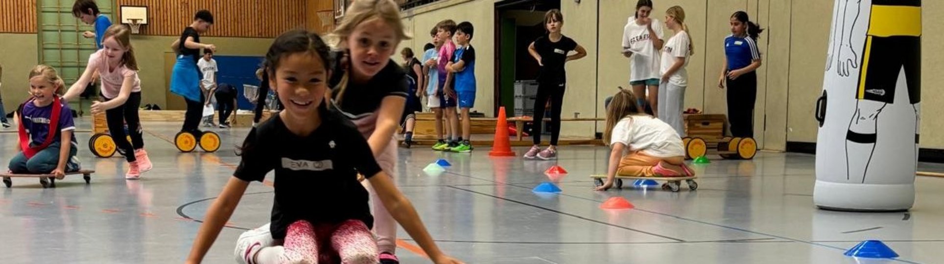 Kinder mit Rollbrettern