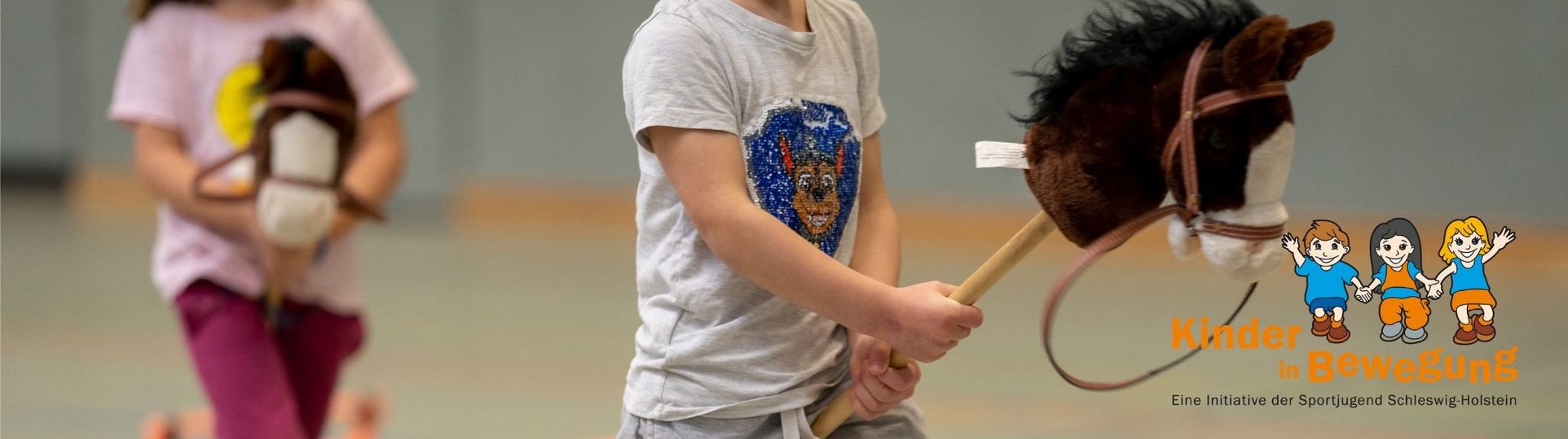 Kinder beim Hobby Horsing