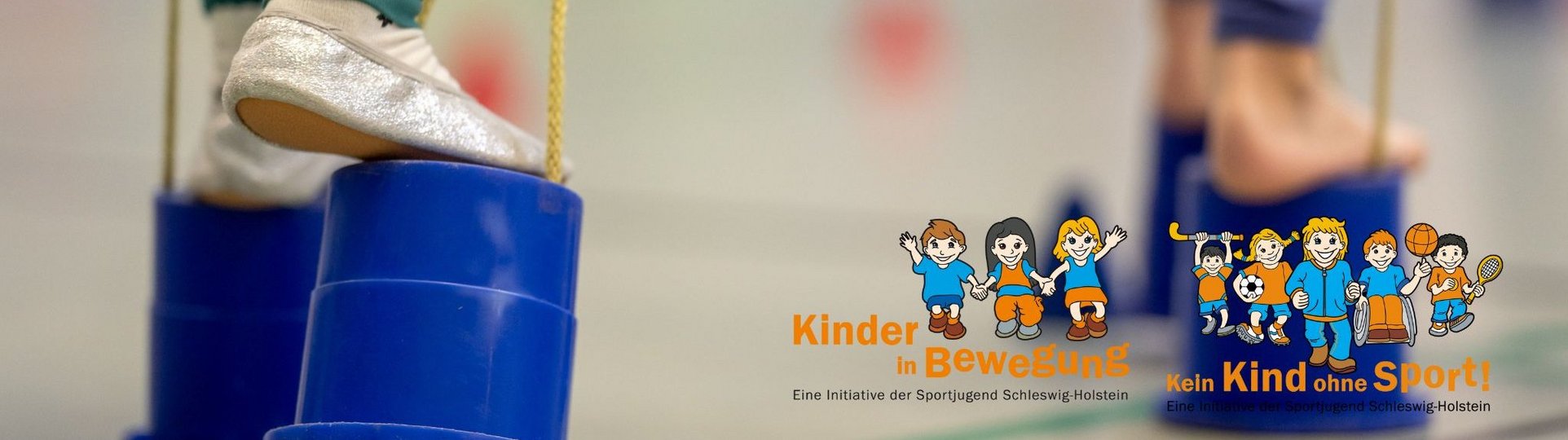Kinder auf Topfstelzen