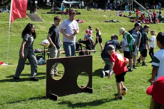 Kind beim Torwandschießen