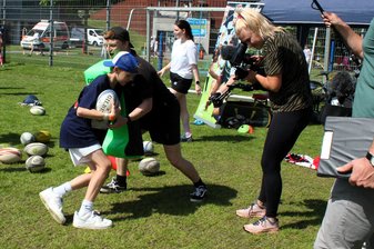 Kinder spielen Rugby