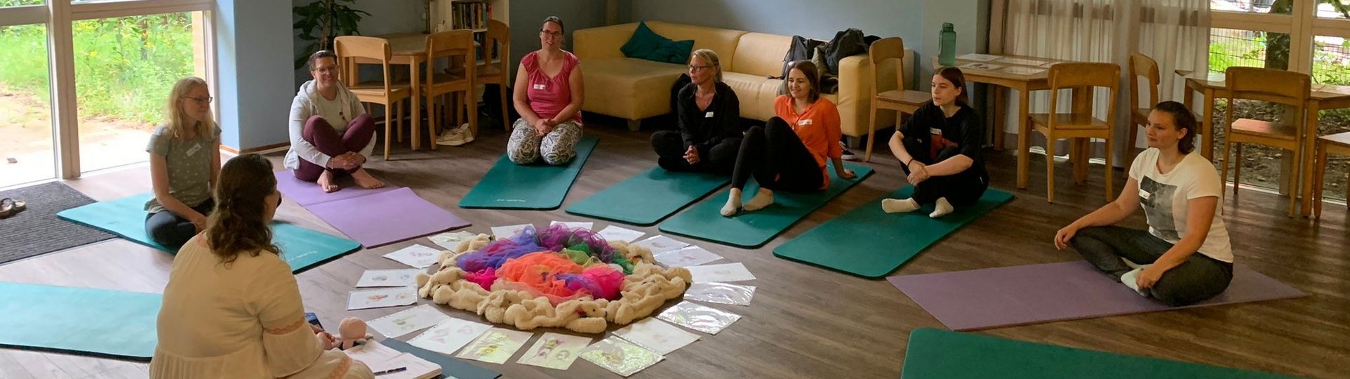 Erwachsene sitzen im Kreis