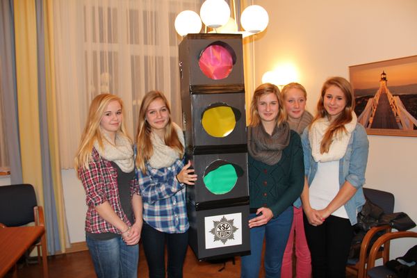 Fünf junge Damen präsentieren eine selbstgebastelte Ampel.