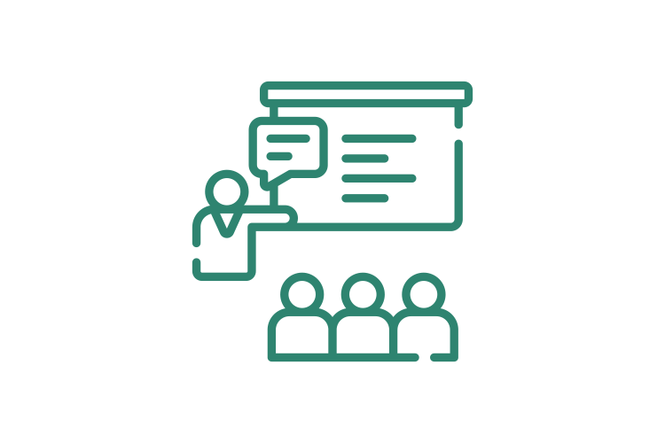 Lehrperson vor Tafel - davor drei Teilnehmende